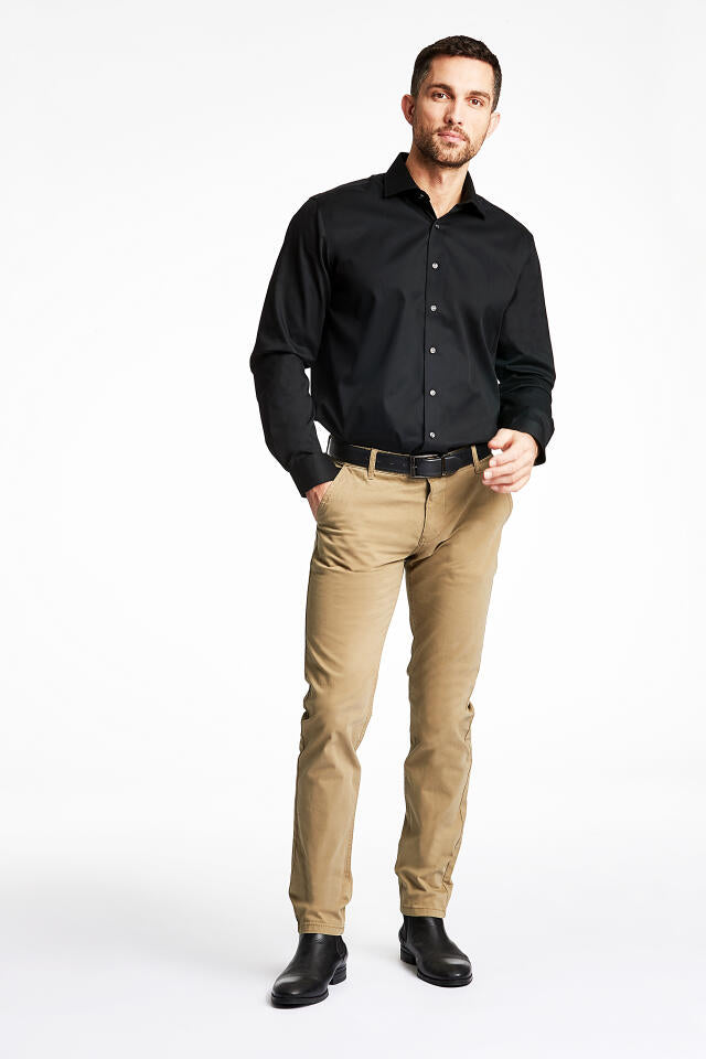 Lindbergh Plain Fine Twill Non Iron Stain Resistant Shirt in Black – lifestyle view